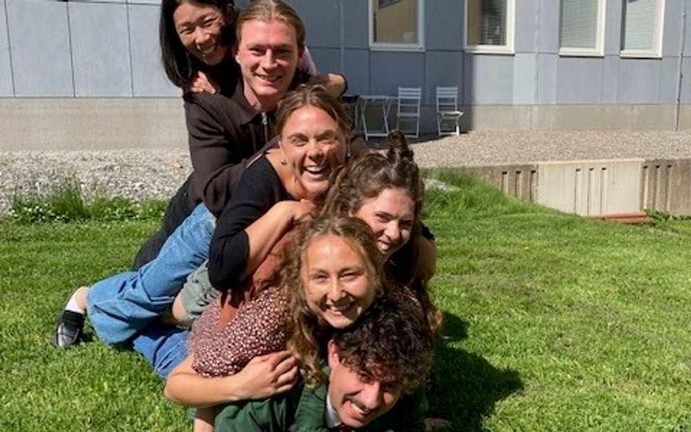 Davoud Tavakolizadeh, Emilie Naud Björklund,  
Ellen Lissbrant, Beata Abrahamsson, Emil Lindquist  
och Leah She Jacobsson.  
AT-läkargrupp som började i maj 2026