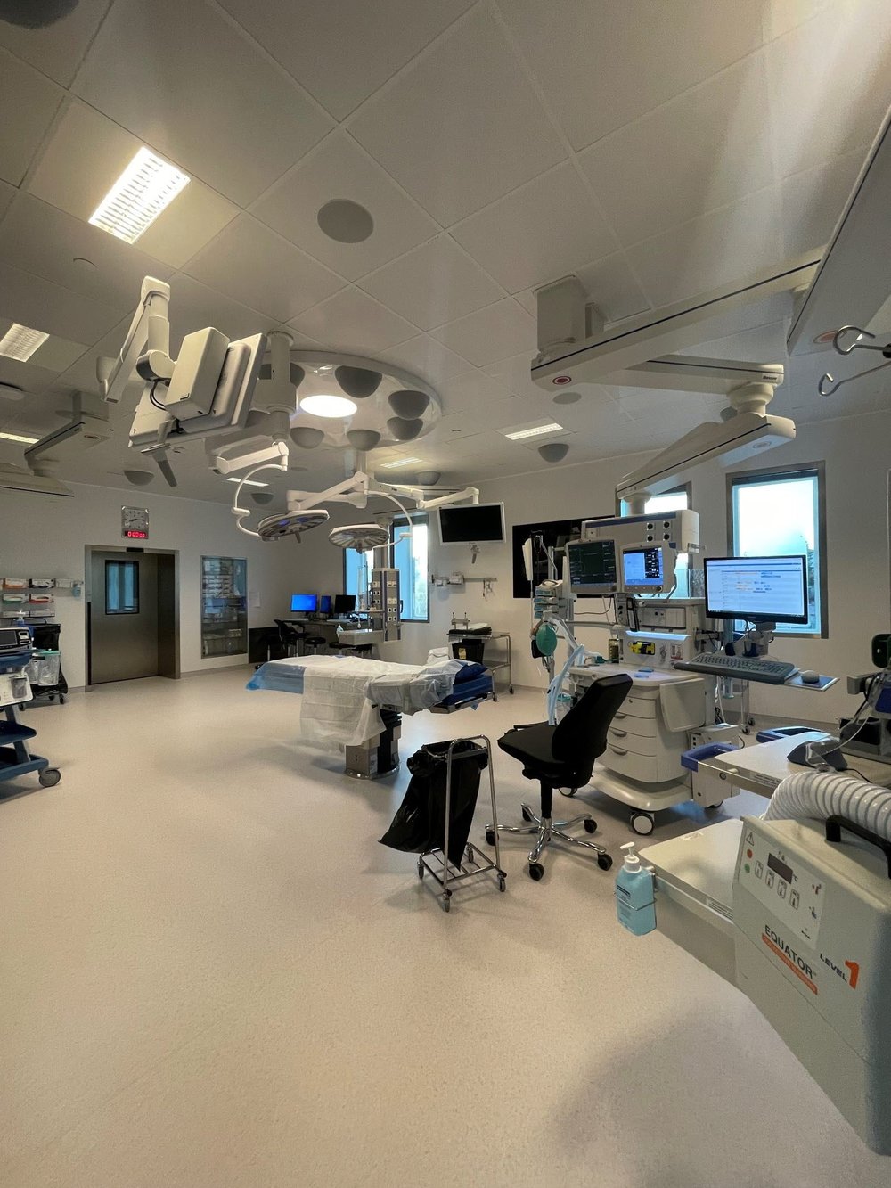 Operationssal på centraloperation i Hudiksvall. Bilden visar en operationsbrits i mitten av rummet och medicinsk teknik i taket. 