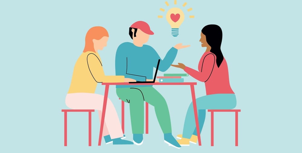 Illustration av tre personer som sitter vid ett bord och samarbetar. En person använder en bärbar dator, medan de andra två deltar i samtalet. Ovanför bordet syns en glödlampa med ett hjärta i mitten, som en symbol för idéer och kreativt samarbete.