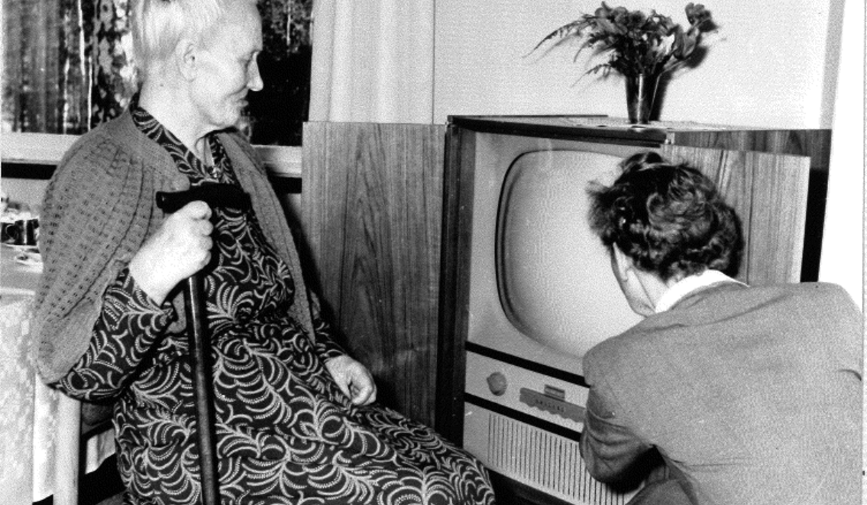 Månadens fotografi, juli 2020 - arkivbild från kronikerhemmet i Sandviken som fått sin första TV-apparat.